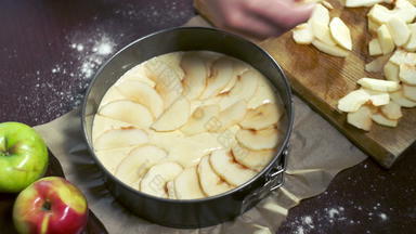 准备烘焙苹果馅饼烹饪把苹果片烘焙菜